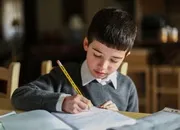 ბიჭი წერს ბიჭი წერს