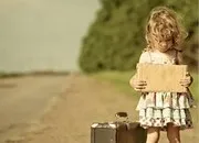 გოგო დგას